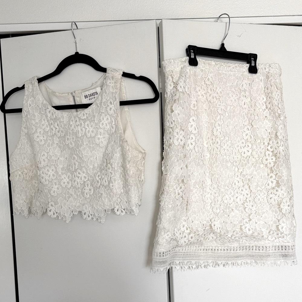 BB DAKOTA White Lace Sleeveless Crop Top and High Waisted Skirt Set, Size 4